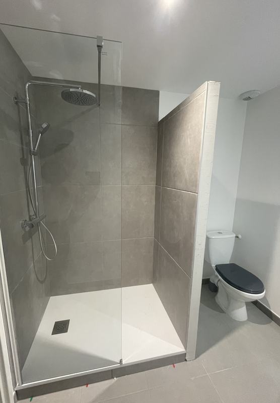 Salle de bain - douche grise compacte