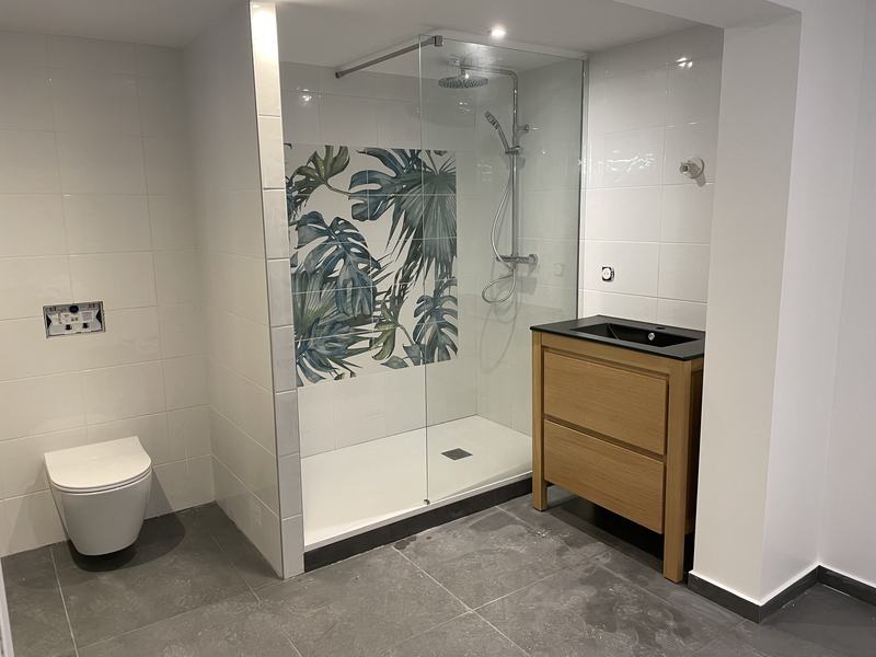Salle de bain - douche spacieuse carrelage